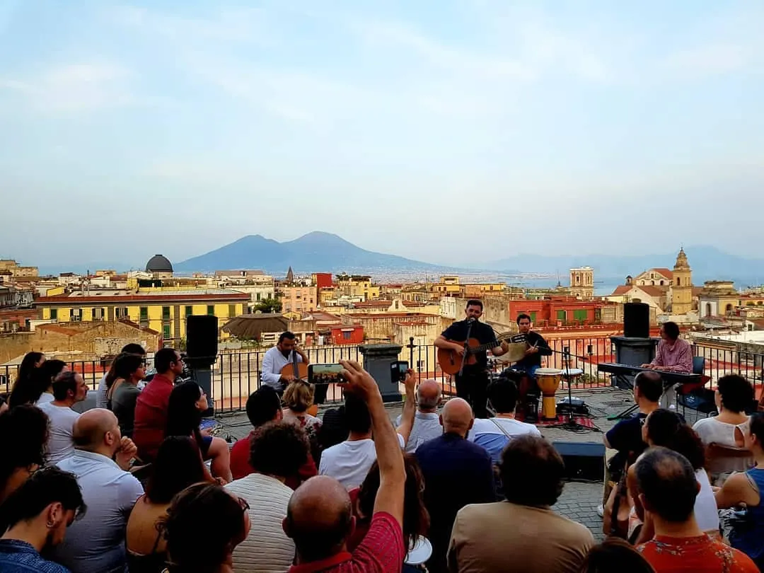 Musicista durante un evento BRODO