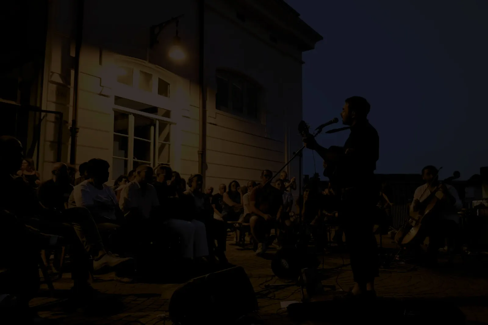 Pubblico a un evento BRODO con il panorama di Napoli
